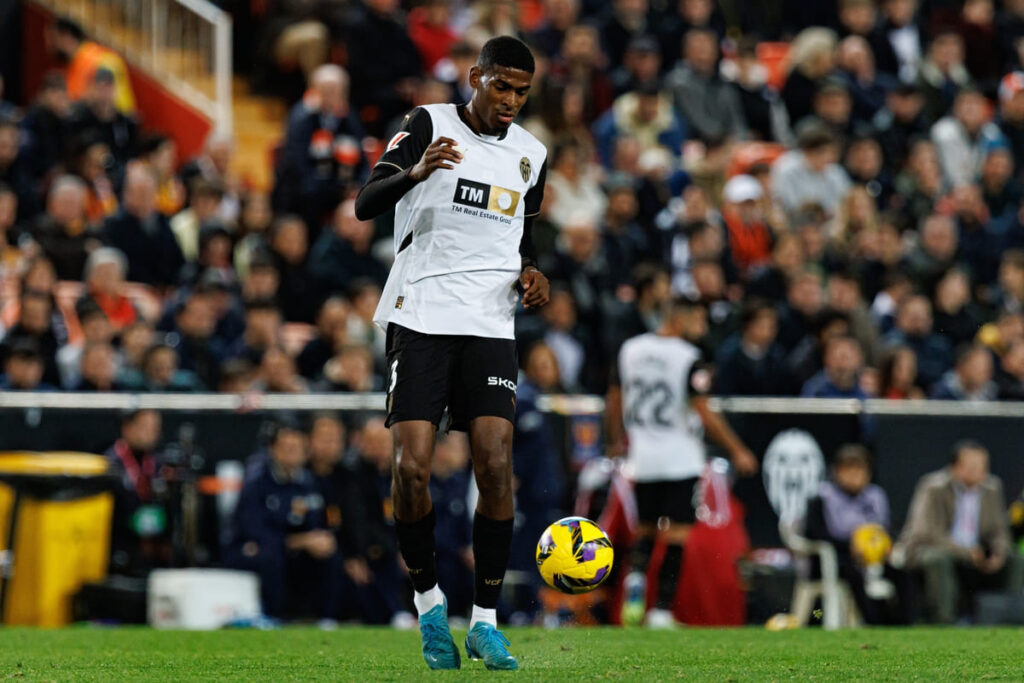 Arsenal hoping to tie up deal for Valencia defender Cristhian Mosquera