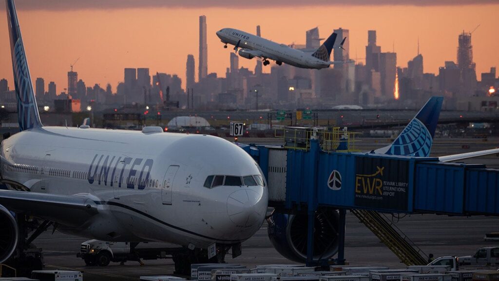 FAA extends flight limits at Newark airport through 2025