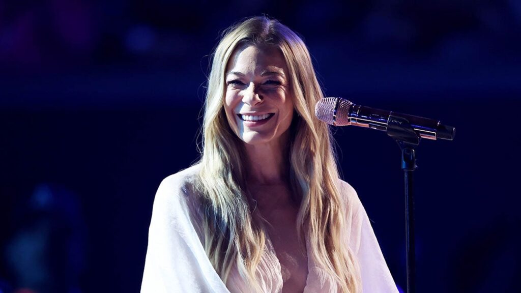 LeAnn Rimes continues concert after teeth fall out during performance