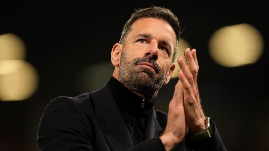 Leicester manager Van Nistelrooy leaves the club