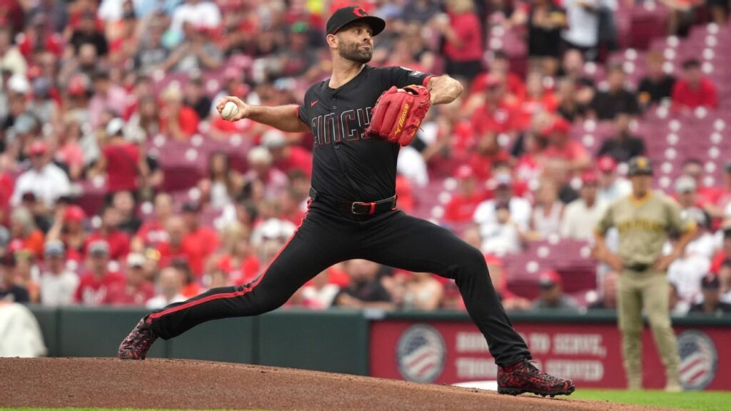 Reds' Martinez takes no-hit bid into 9th in win over Padres