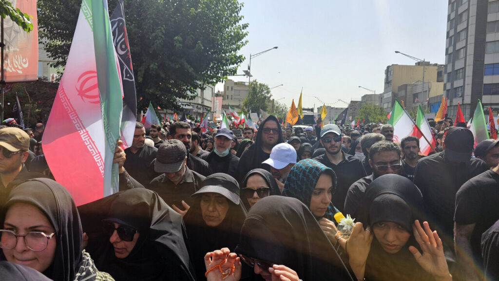 الإيرانيون يودعون قائد قوة الجوفضاء بالحرس الثوري الذي قتل بالهجوم الإسرائيلي (صور+فيديو)