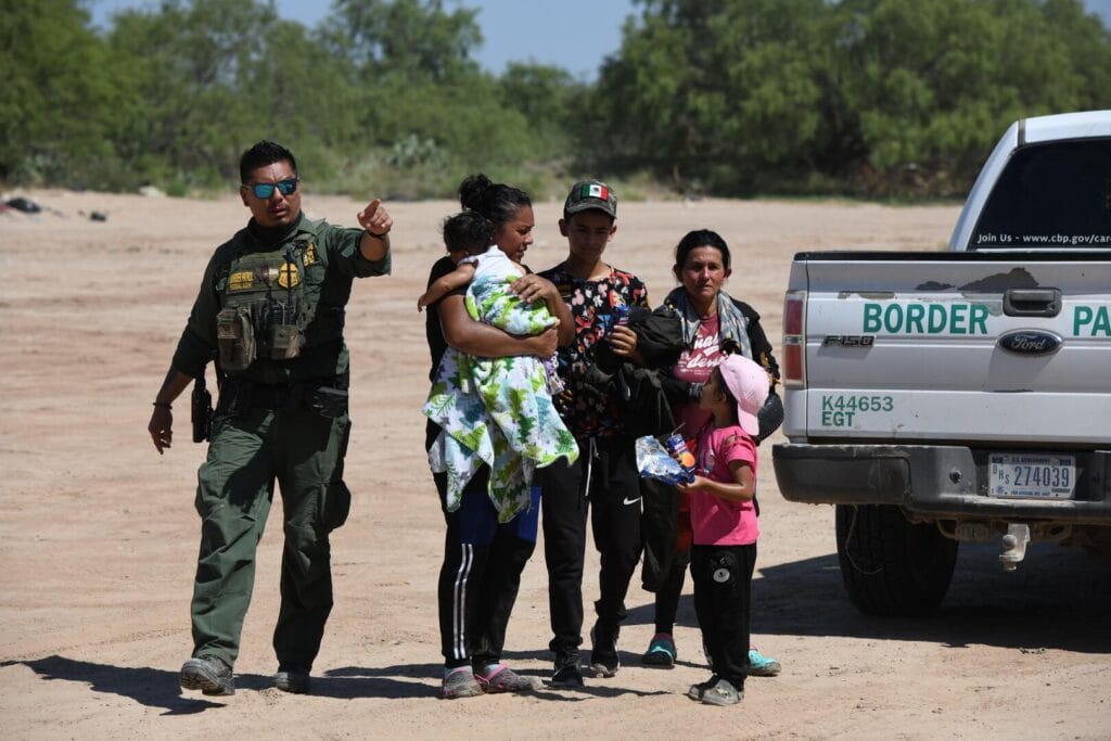 البيت الأبيض: القبض على 100 ألف مهاجر غير شرعي منذ بدء ولاية ترامب