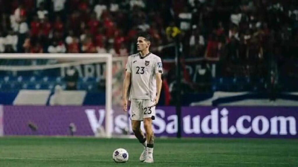 لاعب إندونيسيا يسخر من المنتخب السعودي قبل لقائه ضمن الملحق الآسيوي بصورة مثيرة لاعب إندونيسيا يسخر من المنتخب السعودي قبل لقائه ضمن الملحق الآسيوي بصورة مثيرة