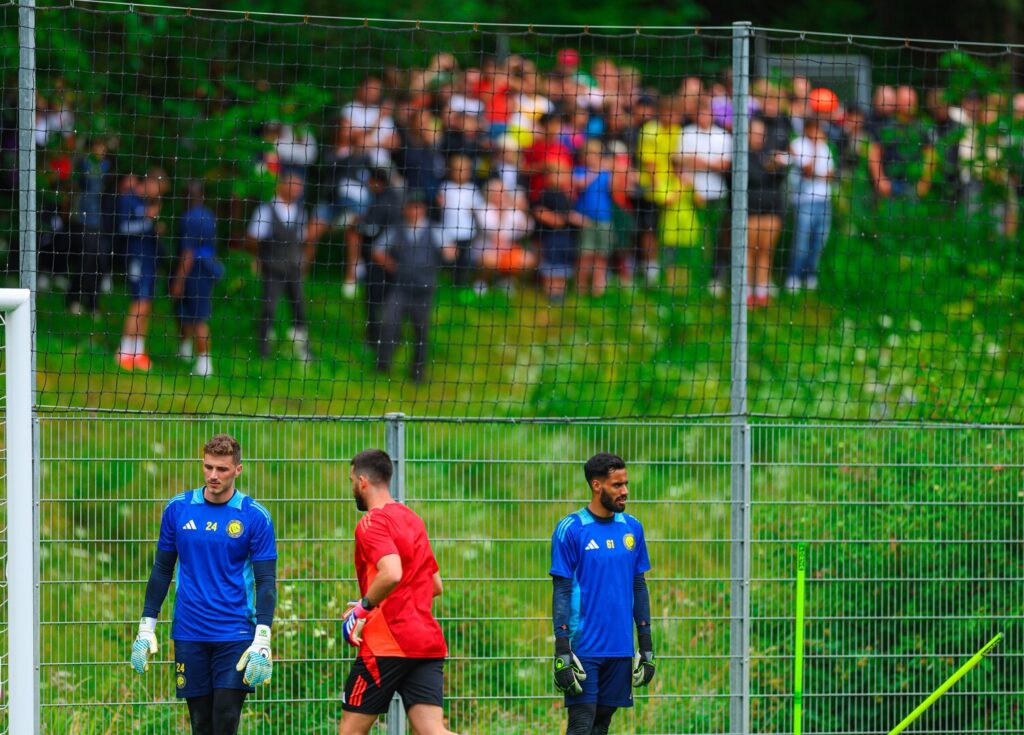 مشجع يقتحم معسكر النصر في النمسا بسبب رونالدو (فيديو) مشجع يقتحم معسكر النصر في النمسا بسبب رونالدو (فيديو)