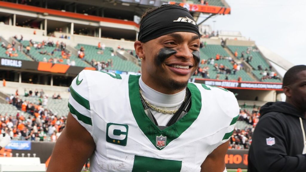 After emotional week, Justin Fields helps Jets win first sport After emotional week, Justin Fields helps Jets win first game