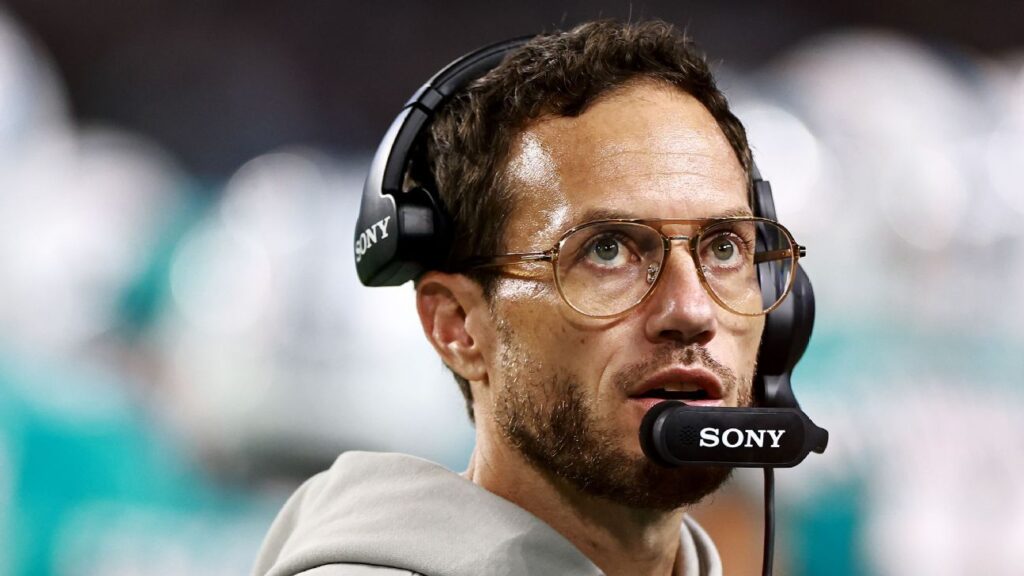 Jeered in blowout, Dolphins’ McDaniel share followers’ frustrations Jeered in blowout, Dolphins' McDaniel share fans' frustrations