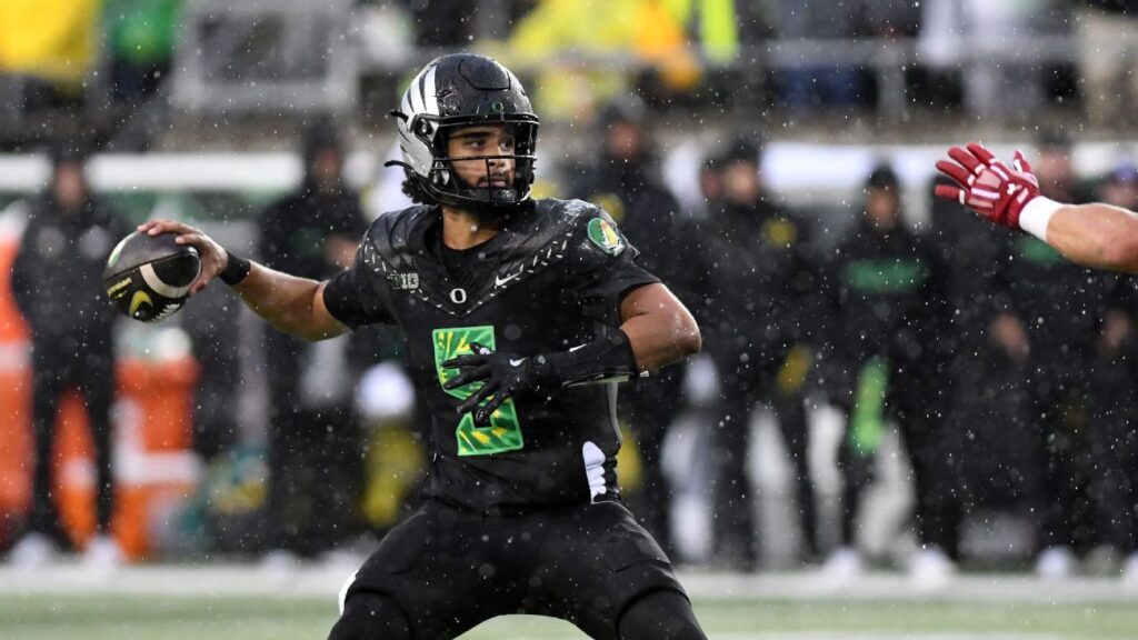 Oregon's Dante Moore leaves game with apparent nose injury