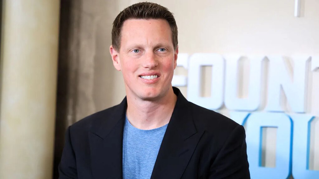 Paramount begins slicing 2,000 positions to deal with post-merger ‘redundancies’ Paramount starts cutting 2,000 positions to address post-merger ‘redundancies’