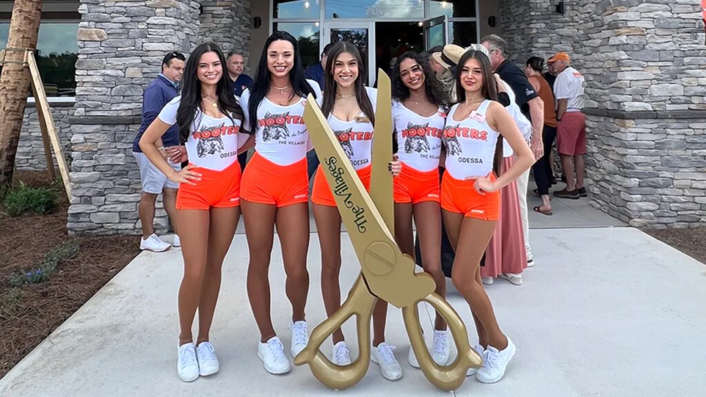 Hooters ditches shorter shorts, bikini nights in main model makeover Hooters ditches shorter shorts, bikini nights in major brand makeover