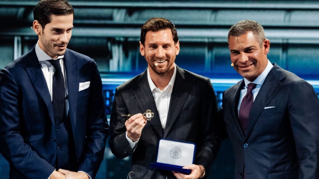 Lionel Messi awarded key to the town of Miami Lionel Messi awarded key to the city of Miami