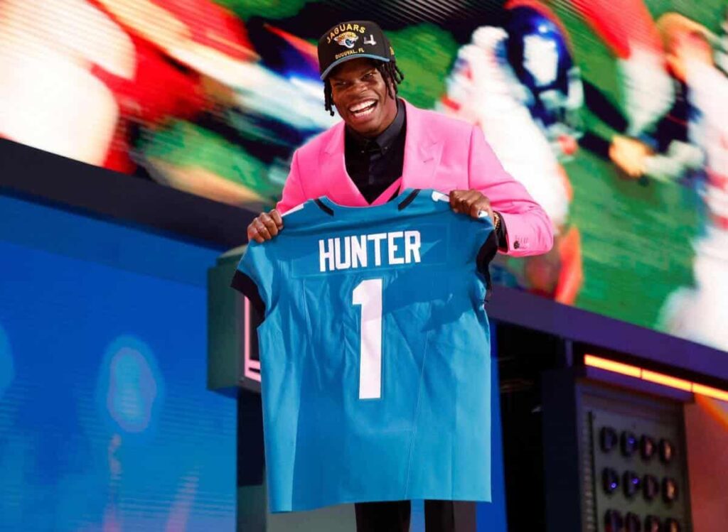 Travis Hunter’s 2025 season ended by knee surgical procedure Travis Hunter's 2025 season ended by knee surgery