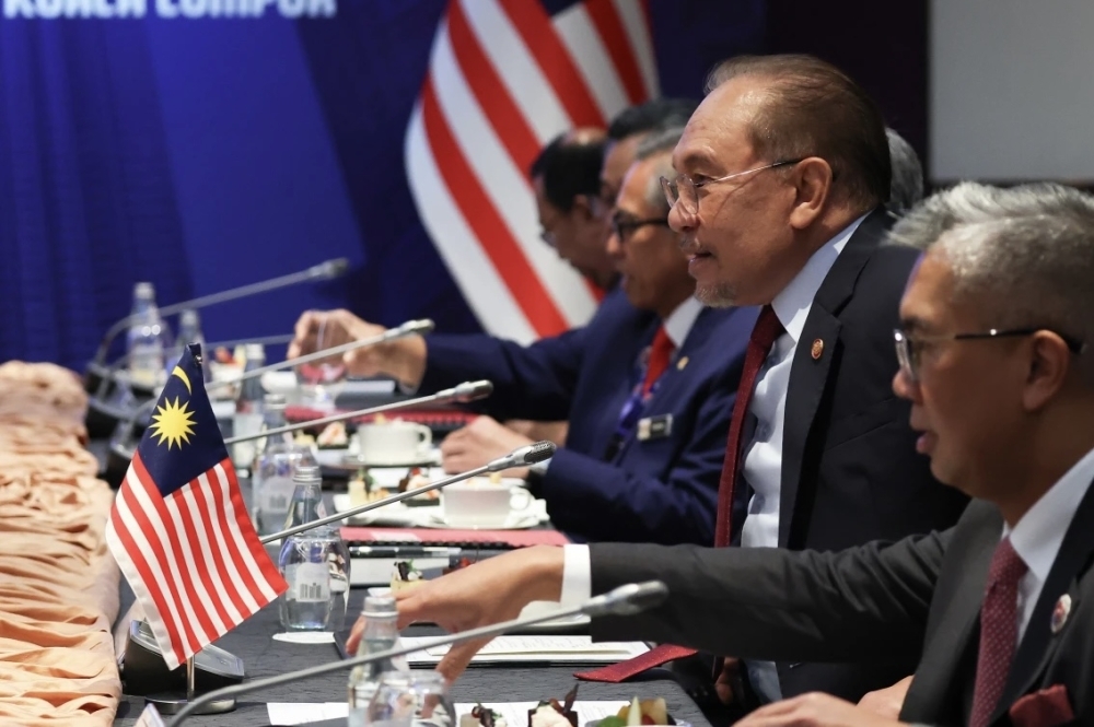 أنور إبراهيم يدعو إلى الحوار في قمة شرق آسيا أنور إبراهيم يدعو إلى الحوار في قمة شرق آسيا