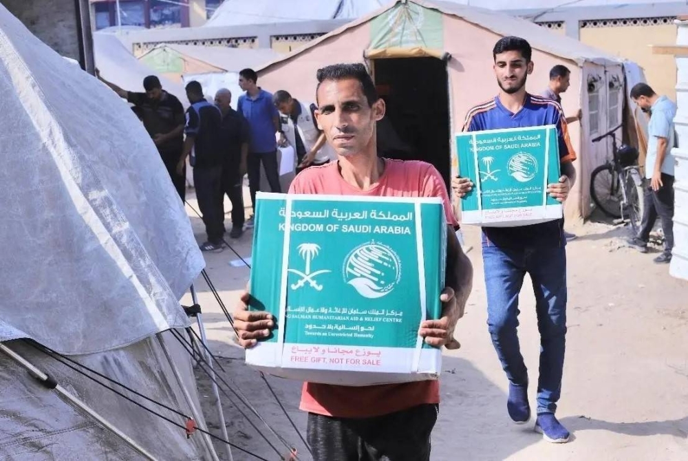 السعودية تواصل توزيع المساعدات الغذائية في شمال وجنوب غزة السعودية تواصل توزيع المساعدات الغذائية في شمال وجنوب غزة