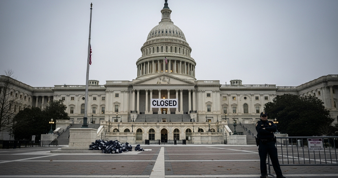 مع استمرار الإغلاق الحكومي لأكثر من 30 يومًا .. كيف يواصل الاقتصاد النزيف وتتفاقم التداعيات على الأمريكيين؟ مع استمرار الإغلاق الحكومي لأكثر من 30 يومًا .. كيف يواصل الاقتصاد النزيف وتتفاقم التداعيات على الأمريكيين؟