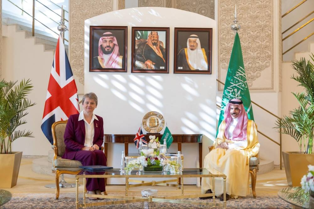 وزير الخارجية ونظيرته البريطانية يبحثان العلاقات الثنائية وزير الخارجية ونظيرته البريطانية يبحثان العلاقات الثنائية