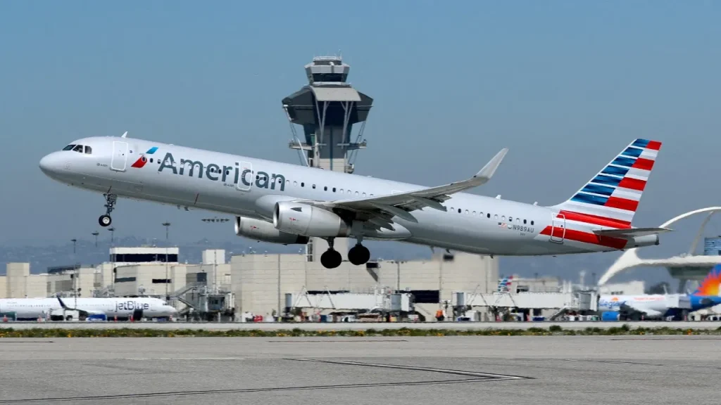 Americans set new travel record with 904 million air travelers in 2025