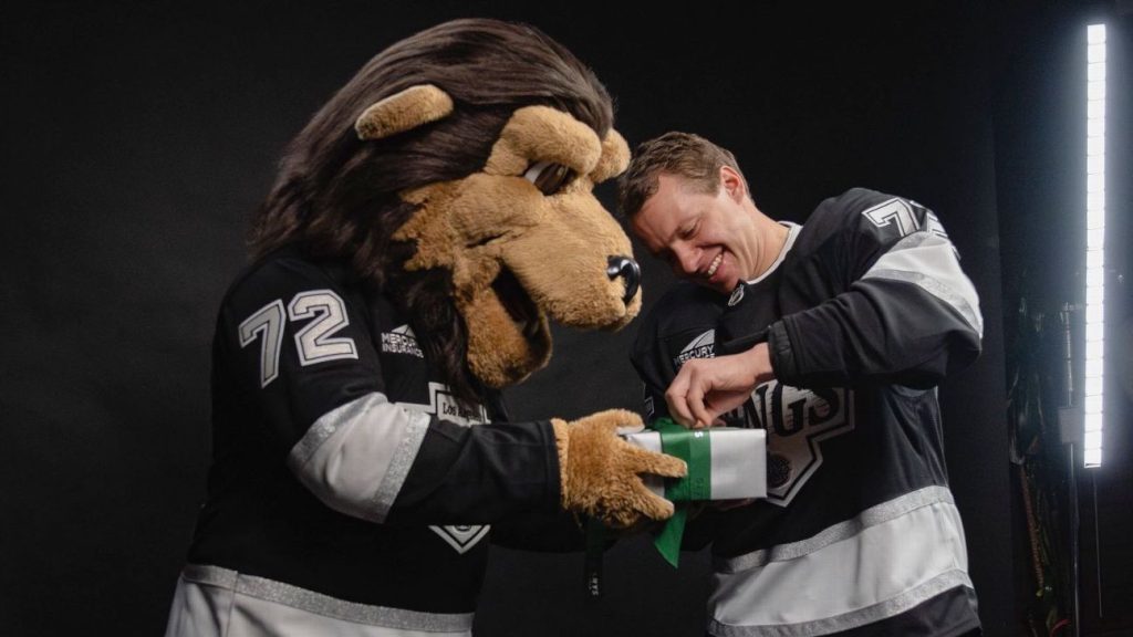 Artemi Panarin’s Luxury Swap: Kings Mascot Scores Rolex for Lucky No. 72 Artemi Panarin gifts Los Angeles Kings mascot Rolex for No. 72 jersey