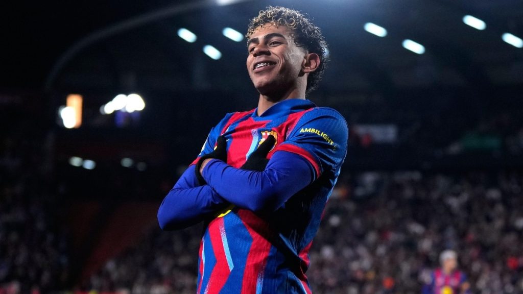 Barcelona v Villarreal: Commentary, updates, goals and stats as hosts look to pull four points clear of Real Madrid