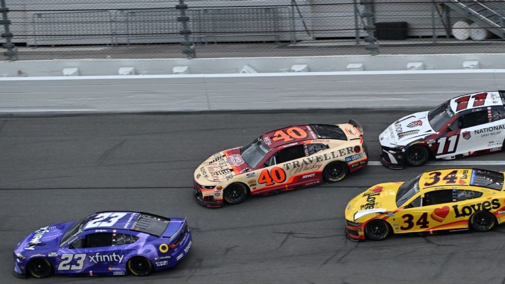 Leader Allgaier, Hamlin part of 20-car crash at Daytona 500