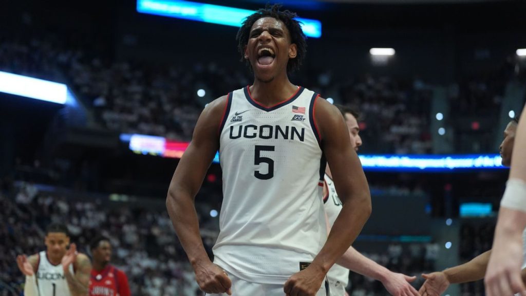 UConn rolls by 32 in Pitino's biggest loss at St. John's