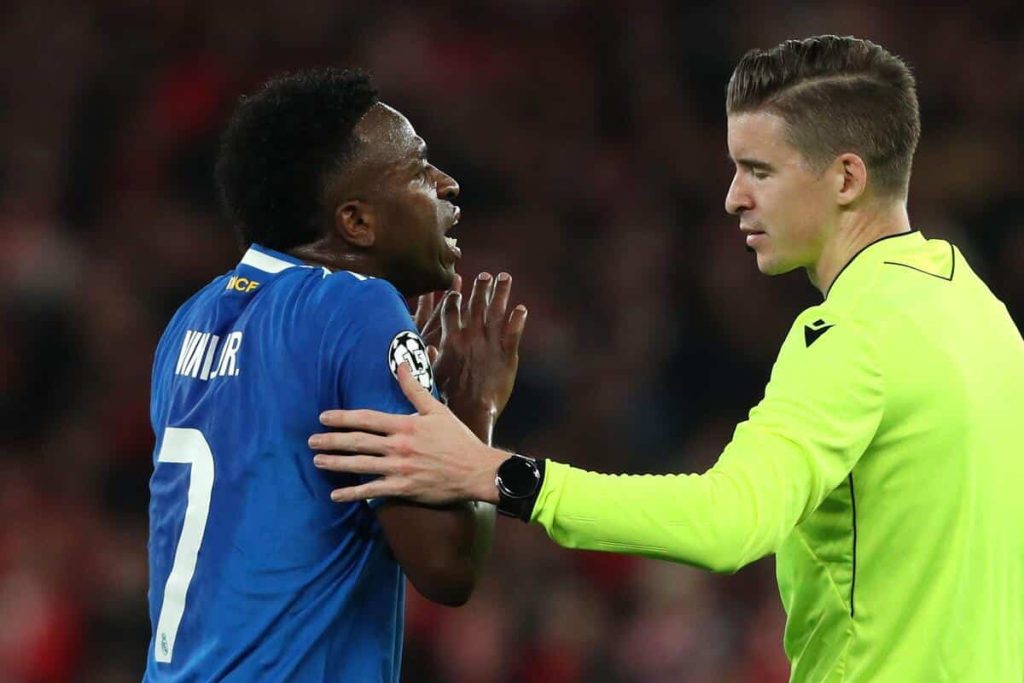Benfica Legend’s Battle Cry for Vinícius Jr. Vinicius scores and leaves the pitch after alleged racist language