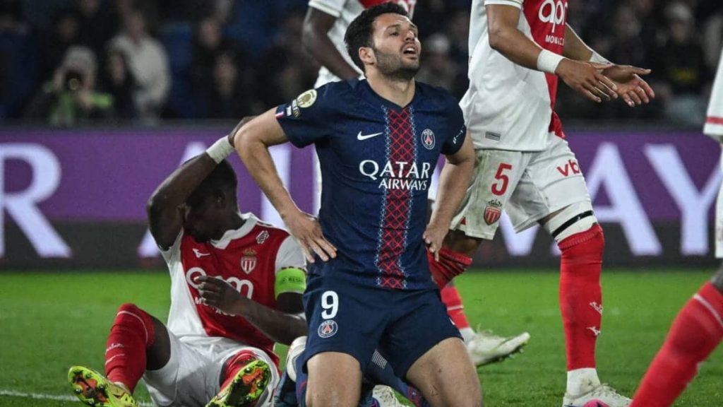 PSG suffer title blow but Bayern score big win