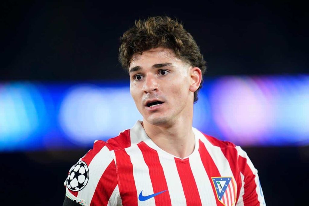 Barcelona down to 10 men as Alvarez scores sensational goal