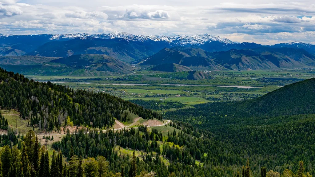 Jackson Hole’s Summer 2026 Reign: Early Rental Bookings Explode Jackson Hole tops summer 2026 short-term rental bookings, data shows
