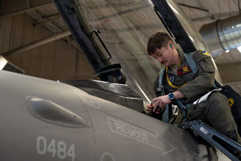 Lawmakers Eye Extra Aviator Incentives amid Manning Shortfall