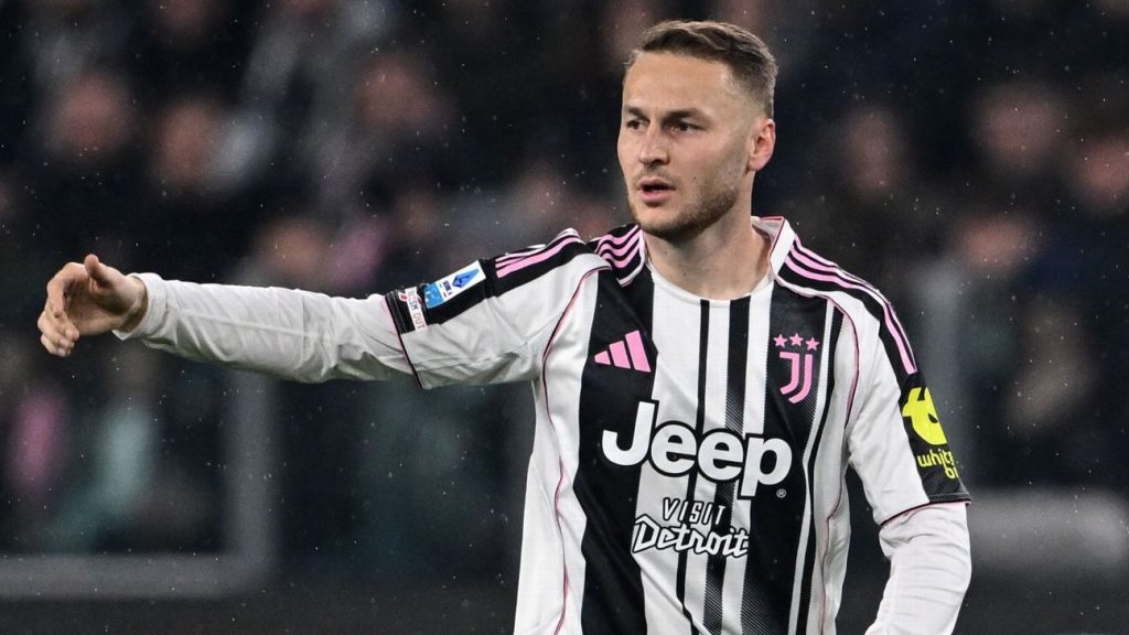 Transfer rumors, news: Man United in for Juventus midfielder