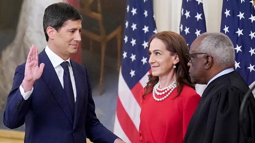 White House Kevin Warsh: SlateStone Wealth partner Kenny Polcari an… Kevin Warsh sworn in as Fed chair at White House