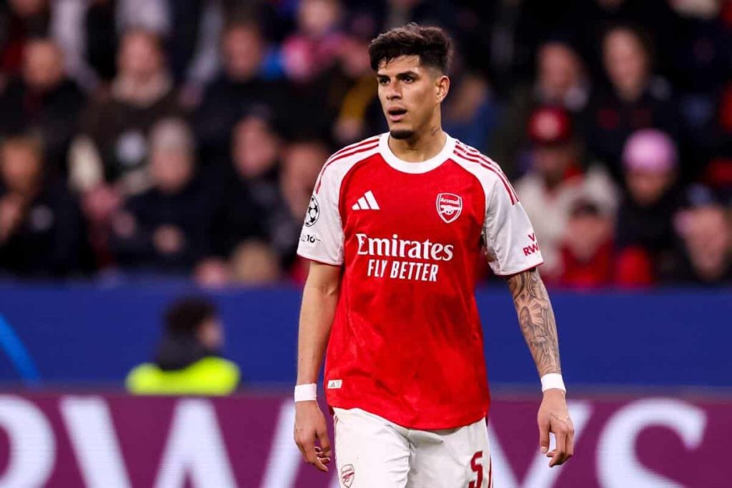 Arsenal complete permanent signing of Hincapie