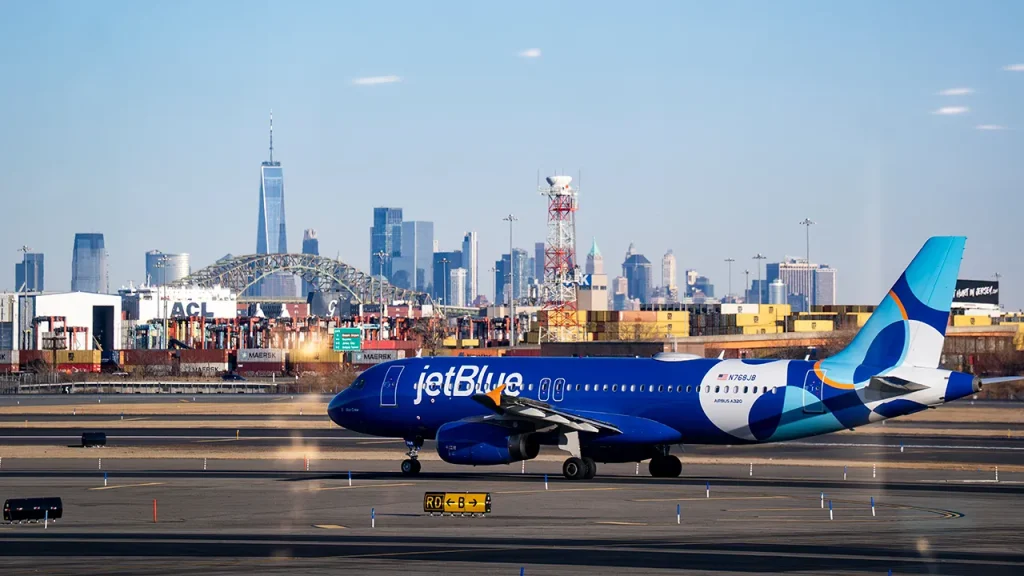 JetBlue to shut down key Newark, LaGuardia operations this fall