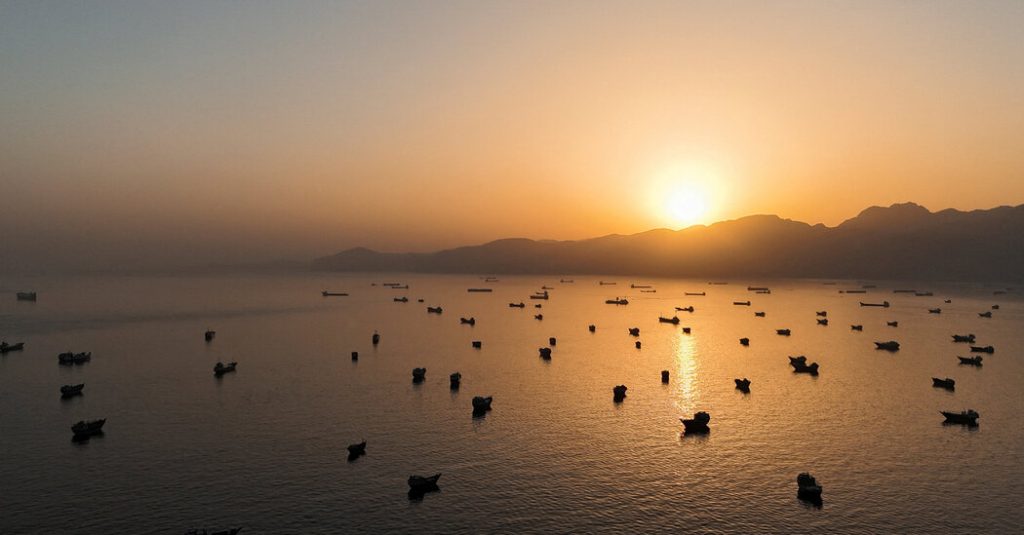 Risk Strait of Hormuz or Wait? Shipping Companies Face a Costly Dilemma.
