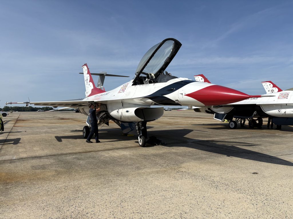 DC Skies Brace: Thunderbirds Arrive for Unforgettable July 4th Spec… US Air Force Thunderbirds Arrive in DC for July 4 Flyover
