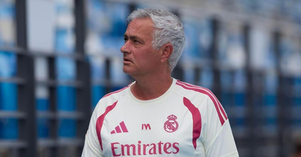 Mourinho: The ‘Chosen One’ Who Chose Chelsea Over Man Utd Mourinho was the 'Chosen One' at Manchester United before backing out and rejoining Chelsea