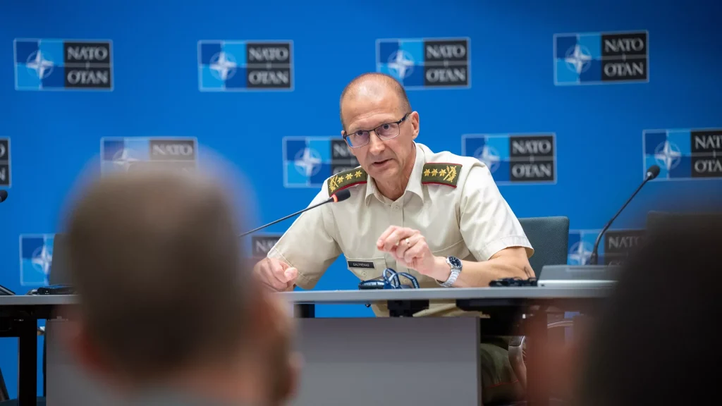 Reshaping Focus: How NATO Students Adapt to Shifting Priorities in Strategic Education Burden shifting among topics for NATO college students